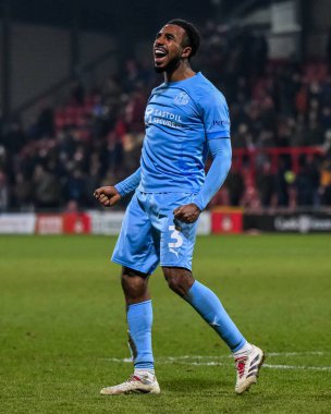 Leyton Orient takımından Jayden Sweeney, 18 Şubat 2025 tarihinde Wrexham-Leyton Orient maçının sonunda taraftarlarıyla birlikte SToK Cae Ras, Wrexham, Birleşik Krallık 'ta galibiyetini kutluyor.