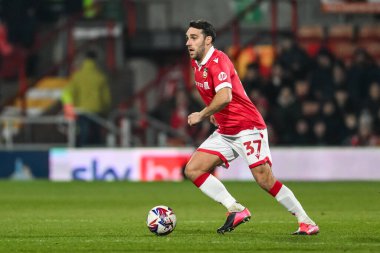 Wrexham 'dan Matthew James 18 Şubat 2025' te İngiltere 'nin Wrexham-Leyton Orient maçında topa vuruyor.