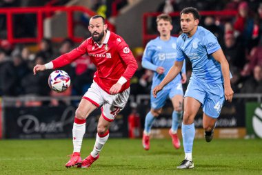 Wrexham 'dan Steven Fletcher, 18 Şubat 2025' te İngiltere 'nin Wrexham kentinde oynanan Wrexham-Leyton Orient maçında topu fırlatıyor.
