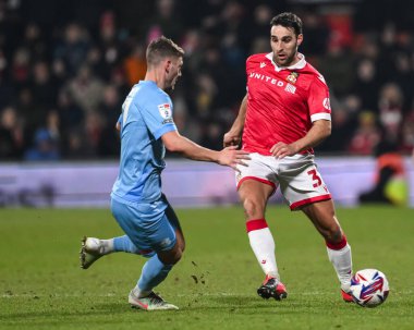 Wrexham 'dan Matthew James 18 Şubat 2025' te İngiltere 'nin Wrexham-Leyton Orient maçında topa vuruyor.