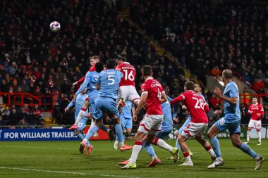 Wrexham 'dan Jay Rodriguez 18 Şubat 2025' te İngiltere 'nin Wrexham kentinde oynanan Wrexham-Leyton Orient maçında kaleye doğru ilerliyor.