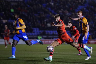Huddersfield Town 'dan Callum Marshall' ın 18 Şubat 2025 'te Croud Meadow, Shrewsbury, İngiltere' de oynanan Shrewsbury Town - Huddersfield Town maçında gol atma şansı var.