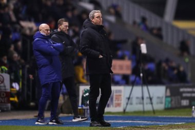 Michael Duff Huddersfield Town 'ın menajeri 18 Şubat 2025' te İngiltere 'nin Croud Meadow kentinde oynanan Shrewsbury Town-Huddersfield maçında