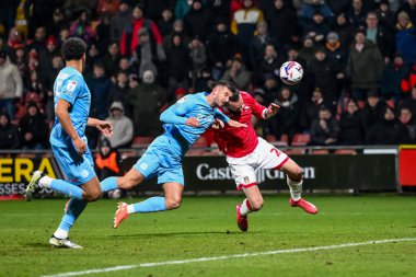 Dominic Ball of Leyton Orient, Wrexham 'lı Steven Fletcher' ın 18 Şubat 2025 'te SToK Cae Ras, Wrexham, İngiltere' de oynanan Wrexham-Leyton Orient maçında önde gidiyor.