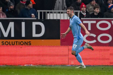 Leyton Orient takımından Jamie Donley, 18 Şubat 2025 'te İngiltere' de oynanan SToK Cae Ras, Wrexham-Leyton Orient maçında 1-2 'lik skorla galibiyetini kutluyor.