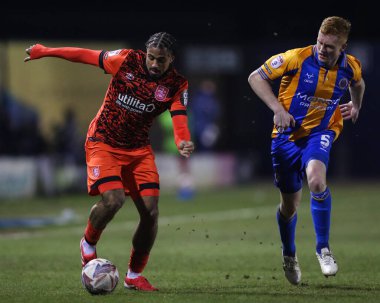 Huddersfield Town 'dan Josh Koroma, 18 Şubat 2025' te Croud Meadow, Shrewsbury, İngiltere 'de oynanan Skrewsbury Town - Huddersfield Town maçında topu aldı.