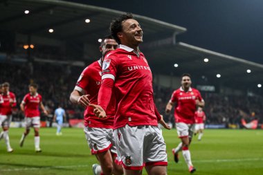 Wrexham 'dan Ollie Rathbone, 18 Şubat 2025' te Wrexham-Leyton Orient maçında Wrexham - SToK Cae Ras, Wrexham, Birleşik Krallık 'ta 1-0 berabere kalma golünü kutluyor.