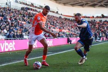 Blackpool takımından Ashley Fletcher, 21 Şubat 2025 'te Bloomfield Road, Blackpool' da oynanan Blackpool - Crawley Town maçında sahada.