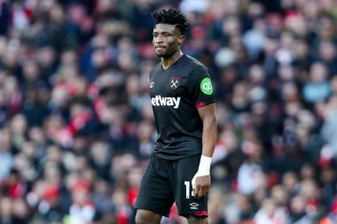 West Ham United takımından Muhammed Kudus, 22 Şubat 2025 tarihinde Birleşik Krallık 'taki Emirates Stadyumu' nda oynanan Premier League maçında Arsenal-West Ham United maçına bakıyor.