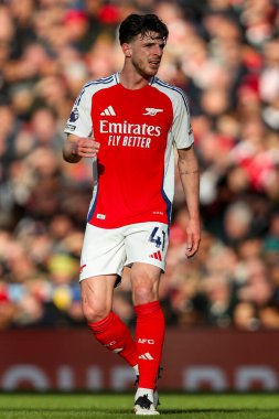 Arsenal 'den Declan Rice, 22 Şubat 2025' te Birleşik Krallık 'taki Emirates Stadyumu' nda oynanan Premier Lig karşılaşmasında Arsenal ile West Ham United 'ı izliyor.