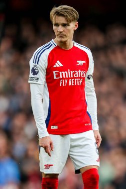 Arsenal 'den Martin Odegaard, 22 Şubat 2025' te Birleşik Krallık 'taki Emirates Stadyumu' nda oynanan Premier League maçında Arsenal ve West Ham United maçına bakıyor.