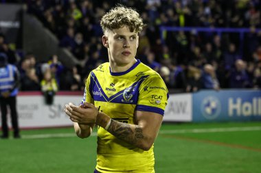 Warrington Wolves takımından Arron Lindop, 21 Şubat 2025 'te İngiltere' nin Warrington Stadyumu 'nda oynanan Betfred Süper Lig karşılaşmasında taraftarları alkışlıyor.