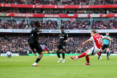 Arsenal 'den Leandro Trossard, 22 Şubat 2025' te İngiltere 'nin Emirates Stadyumu' nda oynanan Premier League maçında Batı Ham United 'a karşı Arsenal maçında şut çekti.