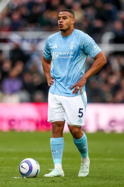Nottingham Ormanı 'ndan Murillo Santiago Premier Lig maçı sırasında Newcastle United, Nottingham Ormanı' na karşı St. James 's Park, Newcastle, İngiltere' de 23 Şubat 2025