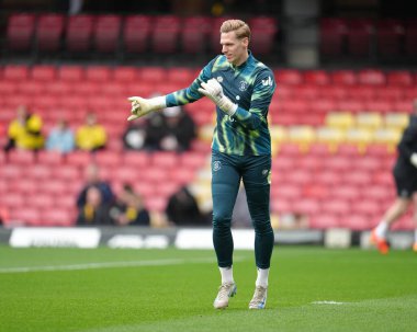 Luton Town 'dan Thomas Kaminski, 23 Şubat 2025 tarihinde Watford, Watarage Road, İngiltere' de Luton Town 'a karşı oynanan Gökyüzü İddia Şampiyonası karşılaşması öncesinde ısınıyor.
