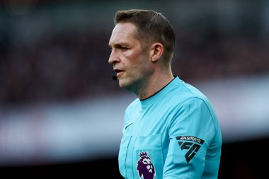 Hakem Craig Pawson, 22 Şubat 2025 tarihinde Birleşik Krallık 'taki Emirates Stadyumu' nda oynanan Premier Lig karşılaşmasında Arsenal 'e karşı West Ham United' ı izliyor.