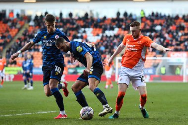 Crawley Town 'dan Charlie Barker ve Blackpool' dan Sonny Carey 21 Şubat 2025 'te Bloomfield Road, Blackpool' da oynanan Blackpool-Crawley Town maçında top için savaştılar.