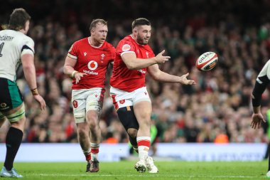 Galler 'den Gareth Thomas, 22 Şubat 202' de İngiltere 'nin Cardiff kentindeki Principality Stadyumu' nda oynanan 2025 Guinness 6 Milletler maçı sırasında topu boşalttı.