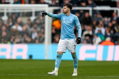 Nottingham Ormanı 'ndan Neco Williams takım talimatlarını 23 Şubat 2025' te İngiltere 'nin Newcastle kentindeki St. James' s Park 'ta oynanan Premier League maçı Newcastle United ve Nottingham Forest maçında verdi.