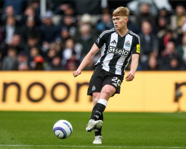 Lewis Hall of Newcastle United Premier Lig maçı sırasında pas veriyor. Newcastle United, Nottingham Forest 'a karşı. St. James' s Park, Newcastle, İngiltere, 23 Şubat 2025