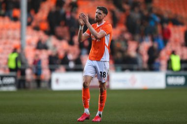 Blackpool 'dan Jake Beesley, 21 Şubat 2025' te Bloomfield Road, Blackpool 'da oynanan Blackpool - Crawley Town maçı sonrasında ev sahibi taraftarları alkışlıyor.