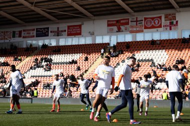 Blackpool oyuncuları maç öncesi ısınma maçında Blackpool Crawley Town 'a karşı Bloomfield Road, Blackpool, Birleşik Krallık, 22 Şubat 2025