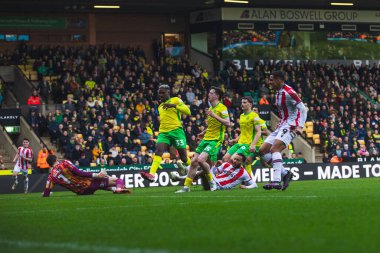 Stoke City 'den Lewis Baker Stokes' u vuruyor ve Stokes 'un ilk golünü atıyor. 22 Şubat 2025' te Norwich City ile Stoke City arasında oynanan Carrow Road, Norwich City maçında.