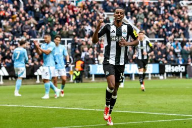 Newcastle United takımından Alexander Isak, 23 Şubat 2025 'te İngiltere' nin Newcastle kentindeki St. James 's Park' ta oynanan Premier League maçı Newcastle United - Nottingham Forest maçında 3-1 'lik galibiyetini kutluyor.