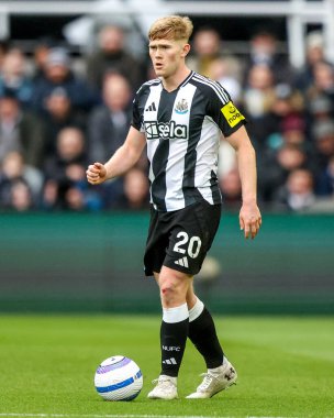 Newcastle United takımının oyuncusu Lewis Hall, Premier League maçı Newcastle United ile Nottingham Forest maçında 23 Şubat 2025 'te St. James' s Park, Newcastle 'da top koştu.