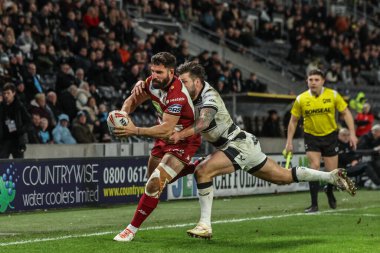 Hull FC 'den Tom Briscoe, Wigan Warriors takımından Abbas Miski' yi, 21 Şubat 2025 'te MKM Stadyumu' nda oynanan Betfred Süper Lig 2. Raundu karşılaşmasında durdurdu.