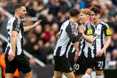 Newcastle United takımından Lewis Miley, Premier League maçı Newcastle United - Nottingham Forest maçında 23 Şubat 2025 'te St. James' s Park, Newcastle, İngiltere 'de oynanan karşılaşmada takım arkadaşlarıyla yaptığı maçı 1-1 kazanarak kutluyor.