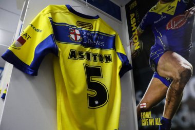 Warrington Wolves 'dan Matty Ashton' ın gömleği, 21 Şubat 2025 'te Warrington, İngiltere' deki Luke Littler Stadyumu 'nda oynanan Warrington Wolves ve Catalans Dragons maçında soyunma odasında asılı.