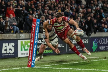Hull FC 'den Tom Briscoe, Wigan Warriors takımından Abbas Miski' yi, 21 Şubat 2025 'te MKM Stadyumu' nda oynanan Betfred Süper Lig 2. Raundu karşılaşmasında durdurdu.