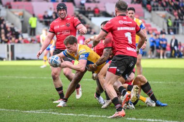 Leeds Rhinos 'tan Morgan Gannon, Salford Community Stadyumu, Eccles, Birleşik Krallık' ta oynanan 2. Salford Red Devils - Leeds Rhinos maçında bir deneme için sahaya çıkıyor.