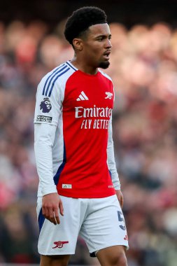 Thomas of Arsenal, 22 Şubat 2025 tarihinde Birleşik Krallık 'taki Emirates Stadyumu' nda oynanan Premier League maçı sırasında maçı izliyor.