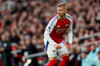 Arsenal 'den Oleksandr Zinchenko, 22 Şubat 2025 tarihinde Birleşik Krallık' taki Emirates Stadyumu 'nda oynanan Premier League maçında Batı Ham United' a karşı Arsenal maçında savaşıyor.