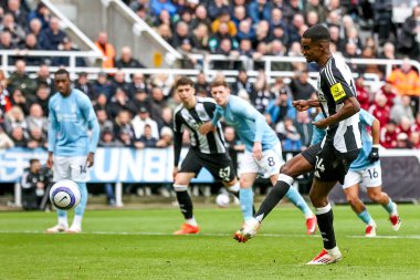 Newcastle United 'tan Alexander Isak, 23 Şubat 2025' te İngiltere 'nin Newcastle kentinde oynanan Premier League maçı Newcastle United - Nottingham Forest maçında 3-1 öne geçerek penaltıyı kaydetti.