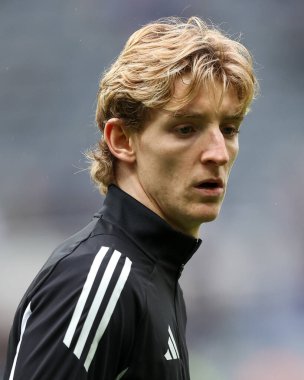 Newcastle United takımından Anthony Gordon, 23 Şubat 2025 'te İngiltere' de St. James 's Park, Newcastle' da oynanan Premier League karşılaşması öncesinde ısınıyor.
