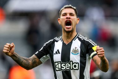 Newcastle United takımının oyuncusu Bruno Guimaraes, Premier League maçı Newcastle United 'ın Nottingham Ormanı' na karşı 23 Şubat 2025 'te St. James' s Park, Newcastle, İngiltere 'de oynadığı maç sonrasında takımların zaferini hayranlarıyla kutluyor.