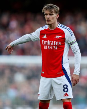 Arsenal 'den Martin Odegaard, 22 Şubat 2025' te Birleşik Krallık 'taki Emirates Stadyumu' nda oynanan Premier League maçında takıma talimat verdi.