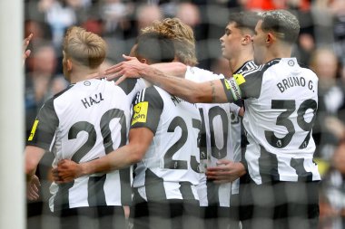 Newcastle United takımından Jacob Murphy, Premier Lig maçı Newcastle United - Nottingham Forest maçında 23 Şubat 2025 'te St. James' s Park, Newcastle, İngiltere 'de oynanan karşılaşmada takım arkadaşlarıyla birlikte golünü kutluyor.