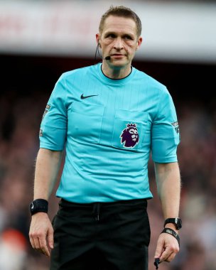 Hakem Craig Pawson, 22 Şubat 2025 tarihinde Birleşik Krallık 'taki Emirates Stadyumu' nda oynanan Premier Lig karşılaşmasında Arsenal 'e karşı West Ham United' ı izliyor.