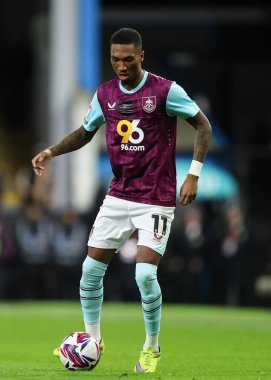 Burnley 'li Jaidon Anthony, 21 Şubat 2025' te Burnley ile Sheffield 'in oynadığı Turf Moor, Burnley' de oynanan Gökyüzü İddia Şampiyonası maçında topu ayaklarının dibine aldı.