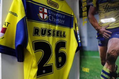 Warrington Wolves 'dan Dan Russell' ın gömleği, 21 Şubat 2025 'te İngiltere' nin Warrington şehrindeki Luke Littler Stadyumu 'nda oynanan Warrington Wolves-Catalans maçında soyunma odasında asılı.