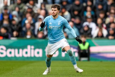 Nottingham Ormanı 'ndan Neco Williams, Premier League maçı sırasında Newcastle United, Nottingham Ormanı' na karşı St. James 's Park, Newcastle, İngiltere' de 23 Şubat 2025 'te oynanan karşılaşmada.