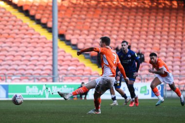 Blackpool 'dan Lee Evans, 21 Şubat 2025' te Bloomfield Road, Blackpool 'da oynanan Blackpool-Crawley Town maçında 3-1 berabere kaldığı için penaltı aldı.