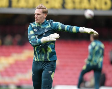 Luton Town 'dan Thomas Kaminski, 23 Şubat 2025' te Watford, Watarage Road, İngiltere 'de Luton Town' a karşı oynanan Gökyüzü İddia Şampiyonası karşılaşması öncesinde ısınıyor.