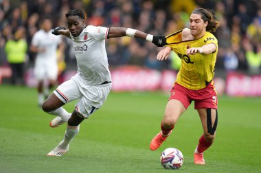 Luton Town 'dan Elijah Adebayo ve Watford' dan Francisco Sierralta, Watford-Luton Town maçında, 23 Şubat 2025 'te Vicarage Road, Watford, Birleşik Krallık' ta karşı karşıya geldiler.