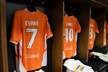 Blackpool 'dan Lee Evans' ın soyunma odasındaki tişörtü 21 Şubat 2025 'te Bloomfield Road, Blackpool' daki Blackpool-Crawley Town maçında giyildi.