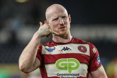 Wigan Warriors takımından Liam Farrell, 21 Şubat 2025 'te MKM Stadyumu, Hull, İngiltere' de oynanan Betfred Süper Lig 2. tur karşılaşmasında taraftarlarıyla birlikte kutluyor.